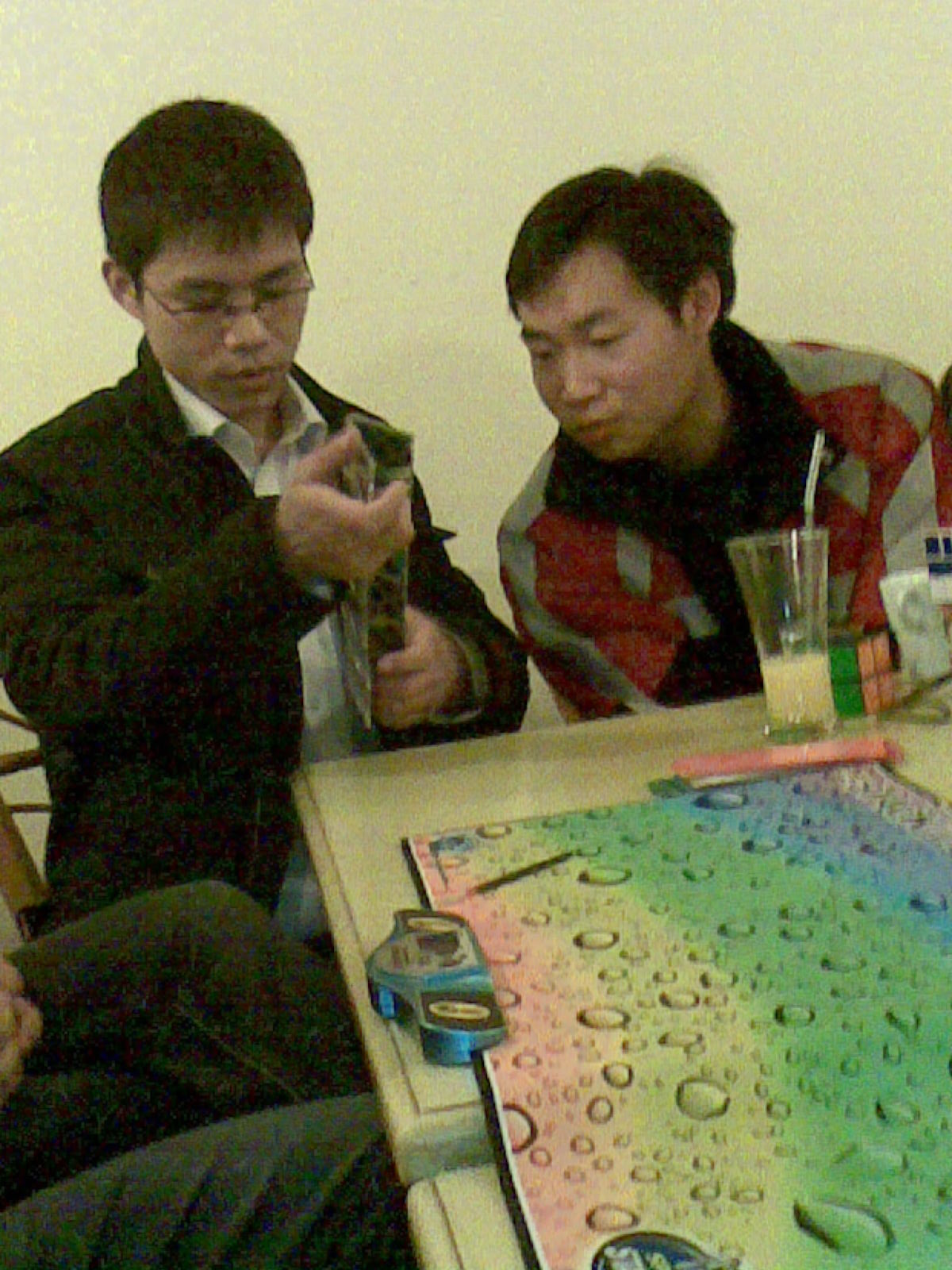 以上两张图, 大家都在看的那玩意儿叫魔板, 十二块的. 很诡异的东西, 跟我小时候玩的那种魔板不是一种东西.