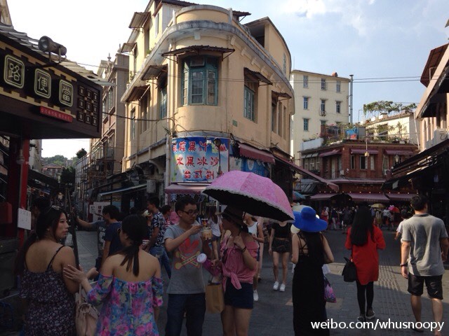 人山人海的鼓浪屿商业区某个人少点的路口