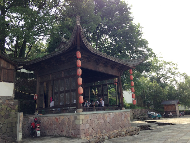 龙游民居苑里的戏台, 还有大爷大妈在排戏