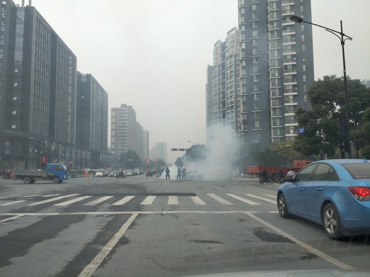 路遇有车自燃